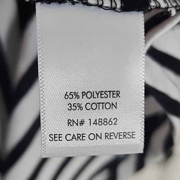 Torrid Black/White Girlfriend Signature Jersey V-neck Tee, NWT - Picture 6 of 7